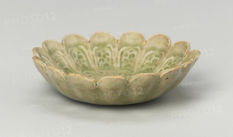 Scalloped Dish with Stylized Floral Sprays and Sickle-Leaf Scrolls, Northern Song (960-1127) or Jin dynasty (1115-1234), 12th/13th century.