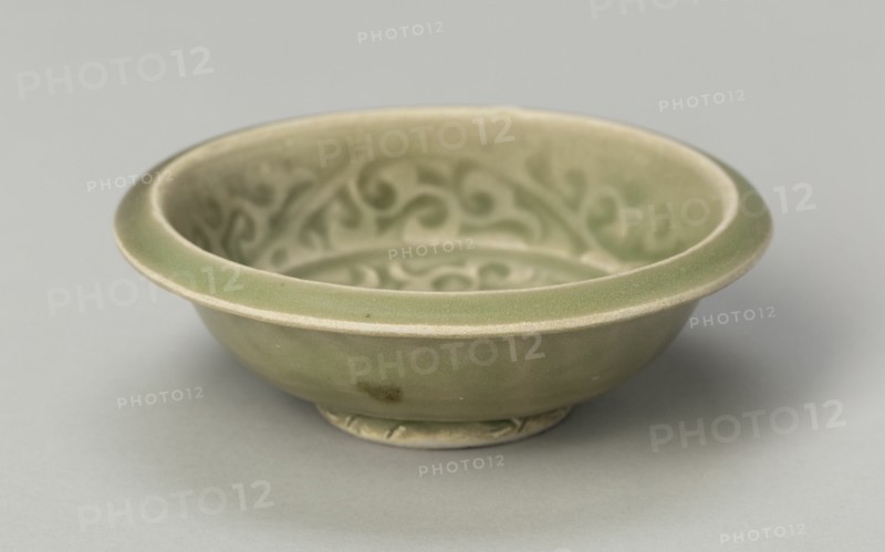 Basin with Stylized Flowers and Sickle-leaf Scrolls, Southern Song (1127-1279) or Yuan dynasty (1271-1368), c. 13th/14th century.
