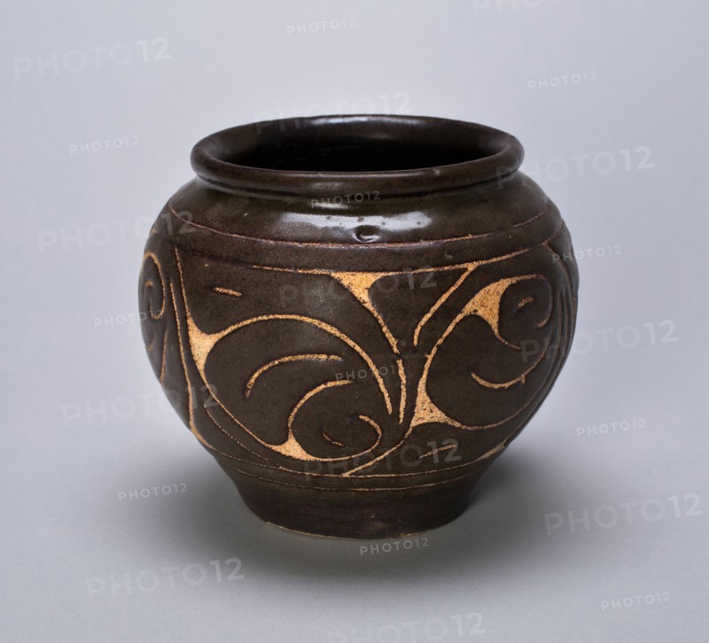 Small Globular Jar with Rolled Lip and Stylized Leaves, Jin dynasty (1115-1234).