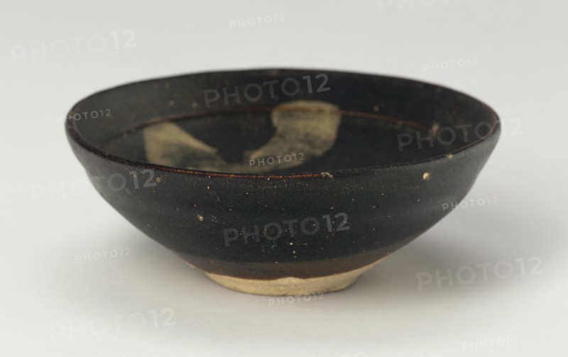 Bowl with Zigzag Strokes, Southern Song (1127-1279) or Yuan dynasty (1271-1368), 12th/14th century.