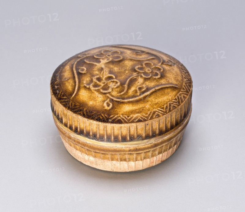 Covered Cosmetic Box with Floret Scrolls, Song (960-1279) or Yuan dynasty (1279-1368), c. 12th/13th century.