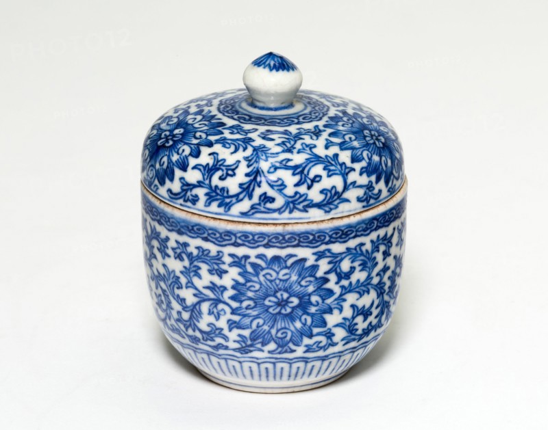 Miniature Covered Jar with Stylized Chrysanthemums and Vines, Qing dynasty (1644-1911).