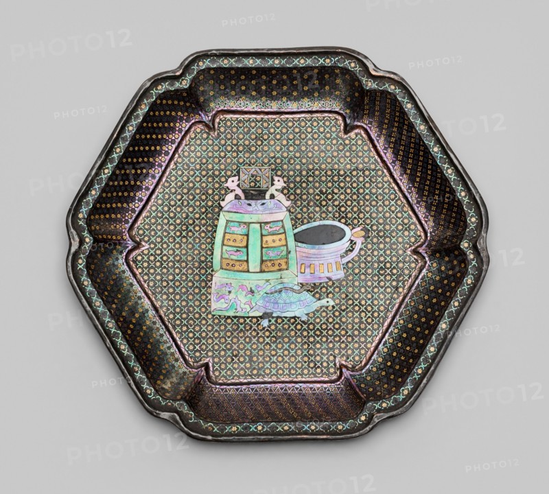 Dish with Images of Ancient Bronzes, Qing dynasty (1644-1911).