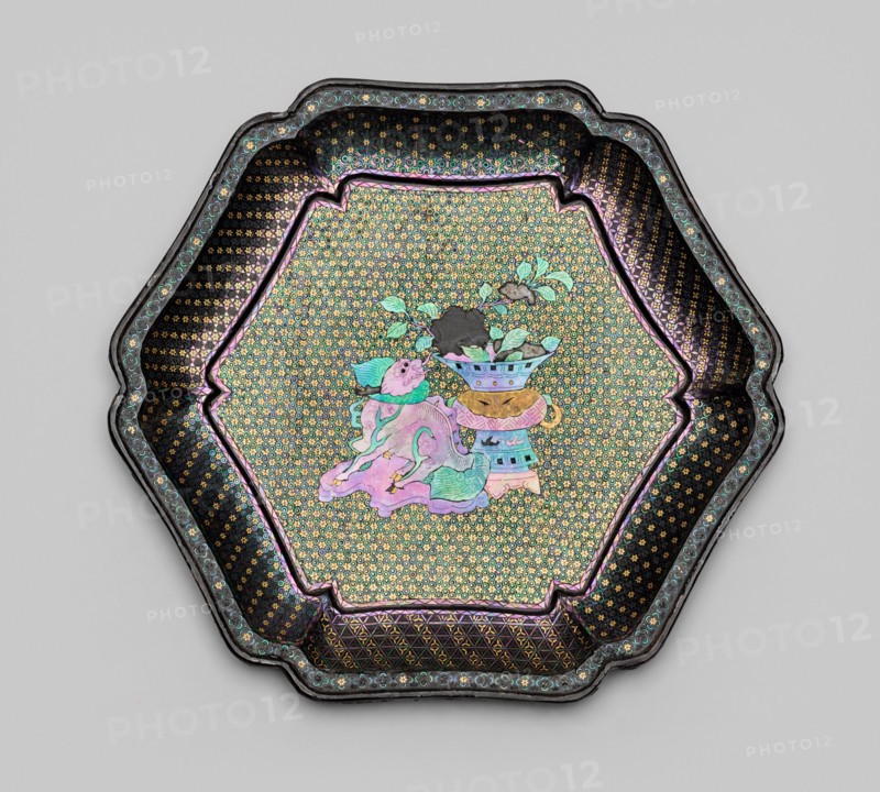 Dish with Images of Ancient Bronzes, Qing dynasty (1644-1911).