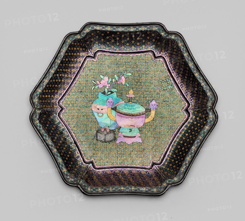 Dish with Images of Ancient Bronzes, Qing dynasty (1644-1911).
