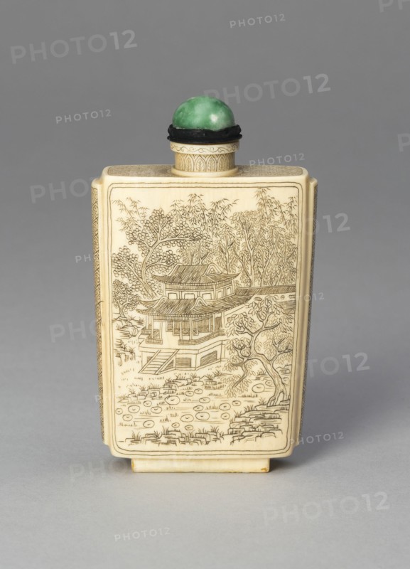 Snuff Bottle with Pavilions in a Bamboo Grove and Garden.
