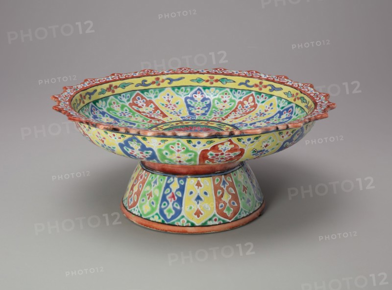 Bencharong (Five-Colored) Ware Stem Plate with Foliate Rim, 19th century.