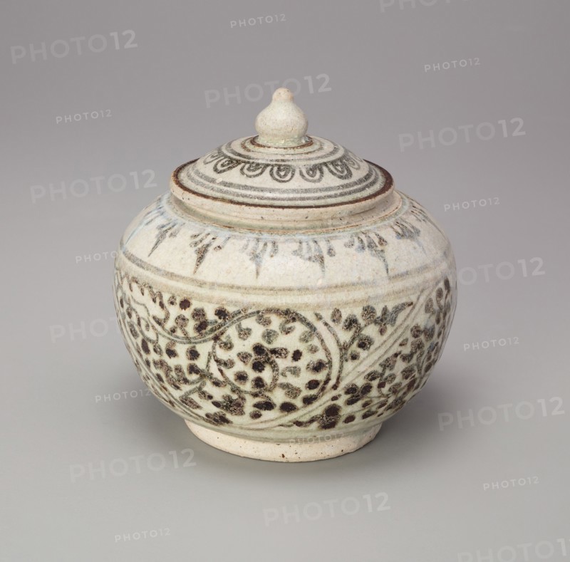 Sawankhalok Ware Covered Box with Lotus Bud Knob, 14th/15th century.