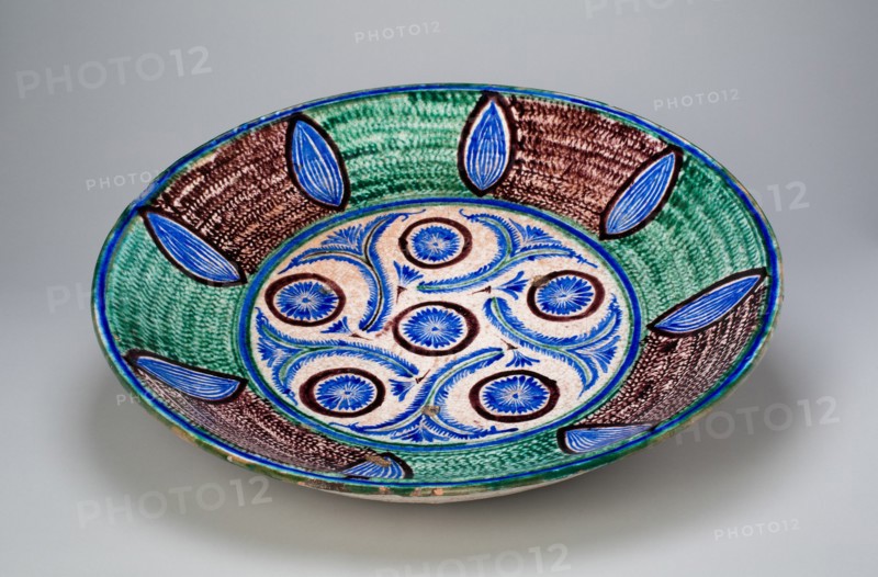 Large shallow dish, 18th/19th century.