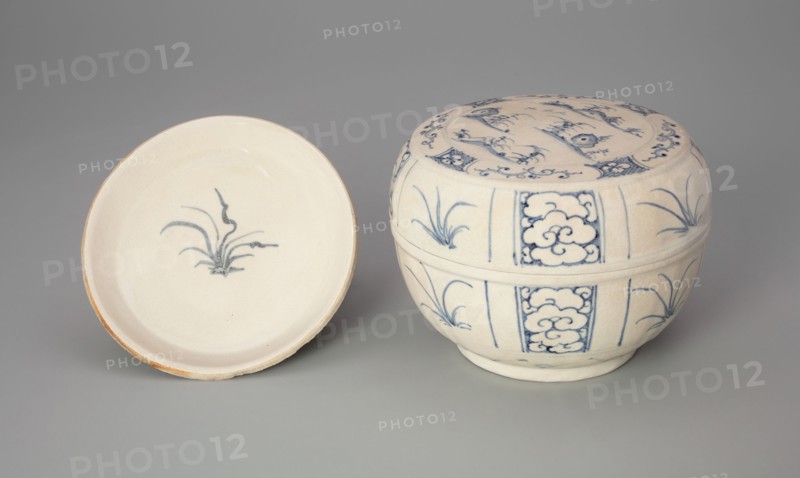 Covered Box with Plant and Cloud Motif, Late 15th/early 16th century.