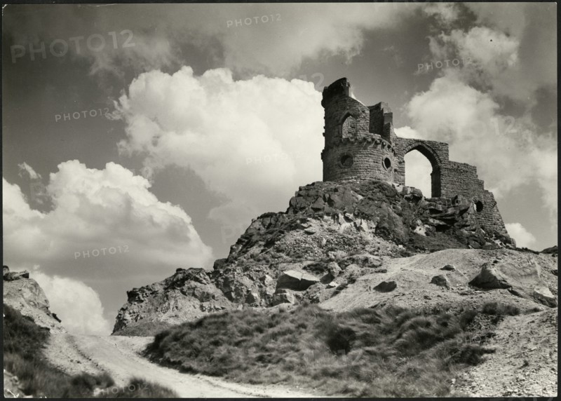 Mow Cop Castle, Mow Cop, Odd Rode, Cheshire, 1920-1935. Creator: J Dixon Scott.