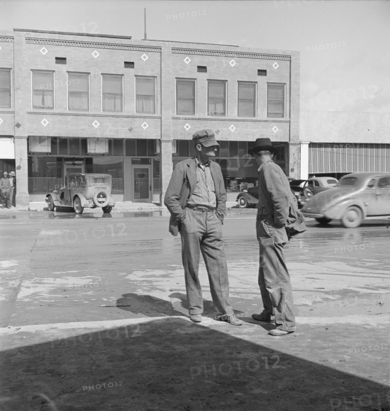 Idle pea pickers discuss prospects for work, Calipatria, Imperial Valley, CA, 1939. Creator: Dorothea Lange.