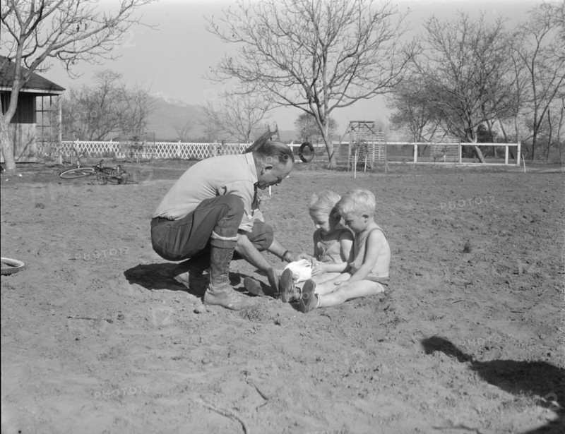 El Monte federal subsistence homesteads, California, 1936. Creator: Dorothea Lange.