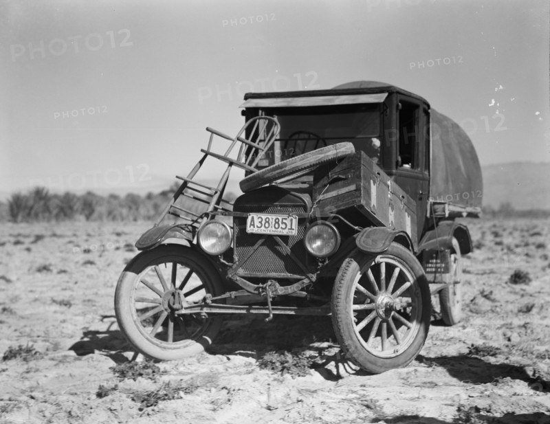 Texan refugees' car, Coachella Valley, California, 1937. Creator: Dorothea Lange.