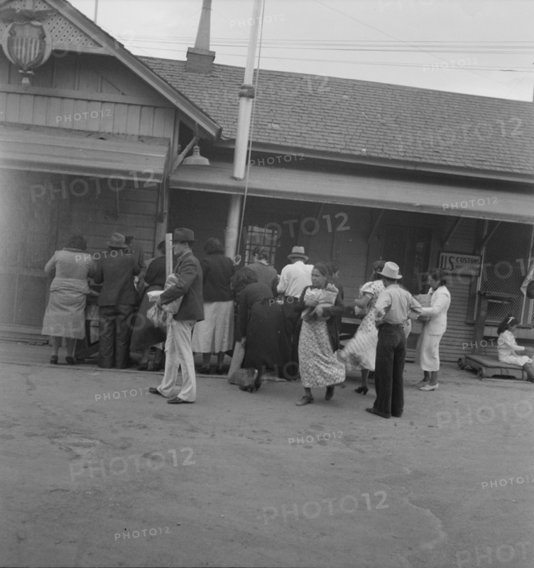 El Paso residents at plant quarantine station, El Paso, Texas, 1937. Creator: Dorothea Lange.