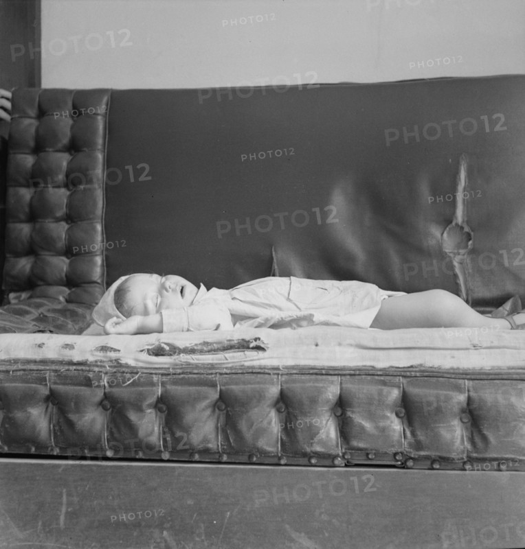 In the waiting room of the relief office, Oklahoma City, Oklahoma, 1937. Creator: Dorothea Lange.