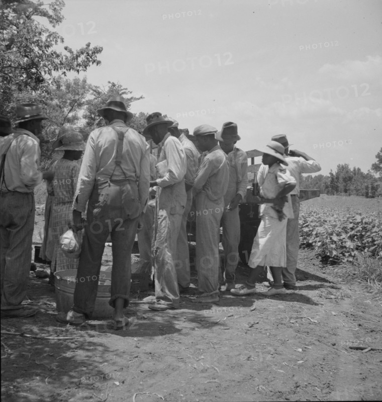 Lunchtime for cotton hoers, Mississippi Delta, 1937. Creator: Dorothea Lange.