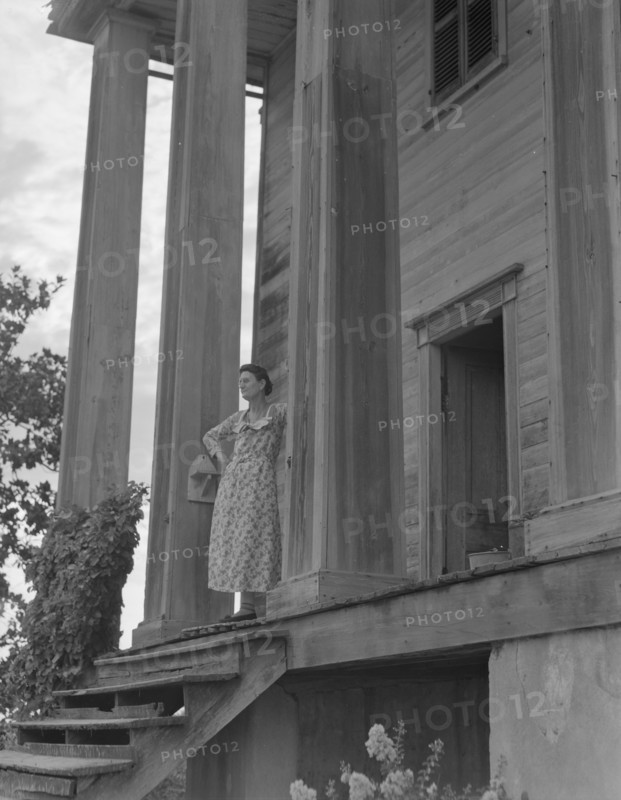 Antebellum plantation house in Greene County, Georgia, 1937. Creator: Dorothea Lange.