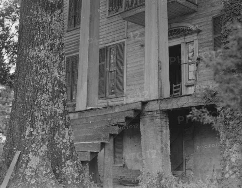Antebellum plantation house in Greene County, Georgia, 1937. Creator: Dorothea Lange.
