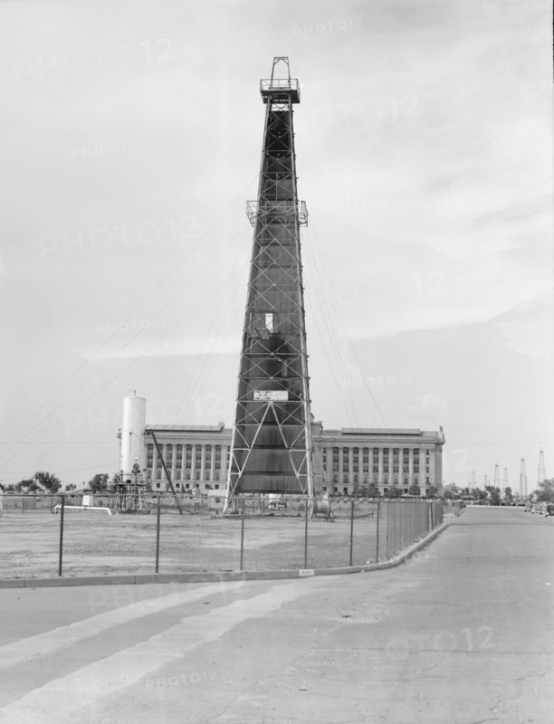 Looking down Lincoln Boulevard toward the state capital, Oklahoma City, Oklahoma, 1938. Creator: Dorothea Lange.