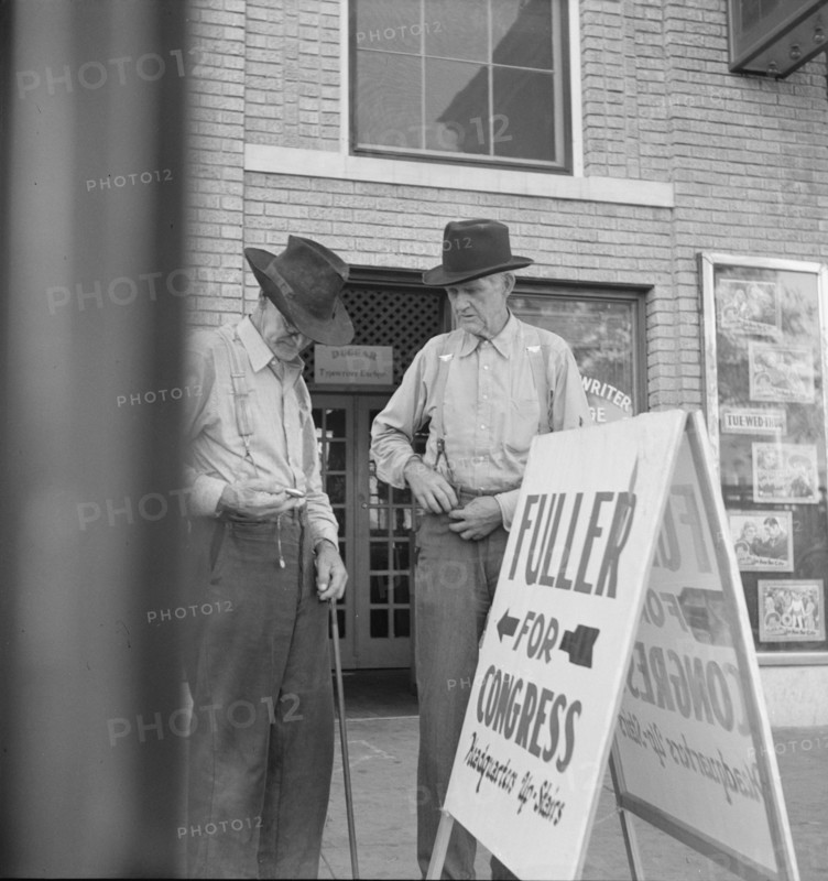 On the town square, Fayetteville, Arkansas , 1938. Creator: Dorothea Lange.