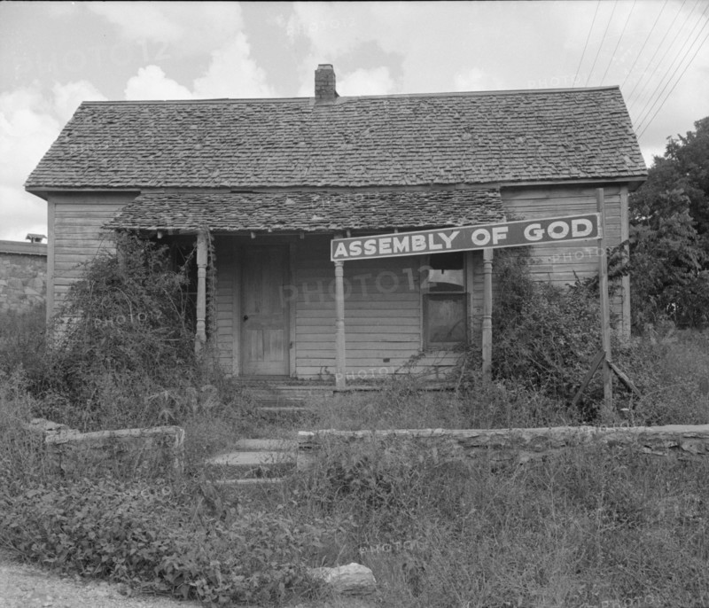 Migrants carry this sect to California, Northern Arkansas on U.S. 62, 1938. Creator: Dorothea Lange.