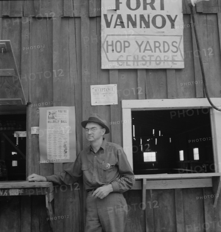 Deputy sheriff, stationed at..., near Grants Pass, Josephine County, Oregon, 1939. Creator: Dorothea Lange.