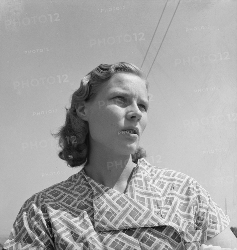 Young woman from a South Dakota farm where her family..., Merrill, Klamath County, Oregon, 1939. Creator: Dorothea Lange.