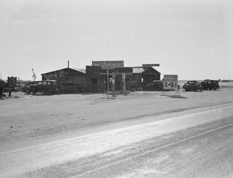 Between Tulare and Fresno, California, 1939. Creator: Dorothea Lange.