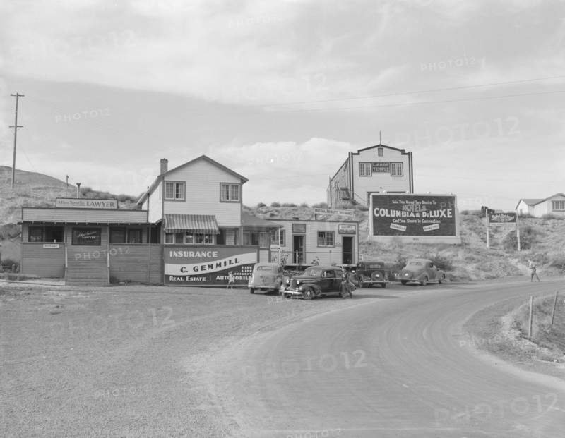 Road which crosses the highway and leads from Coulee city, Grant County, Washington, 1939. Creator: Dorothea Lange.