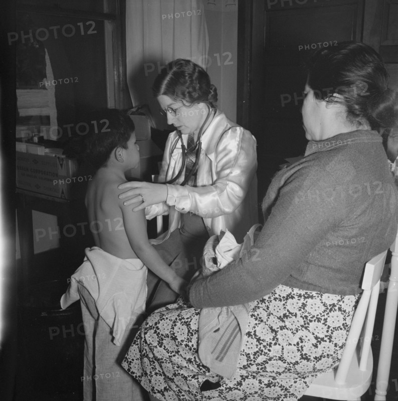 Visiting public health doctor conducts well-baby clinic..., Calipatria, Imperial Valley, 1939. Creator: Dorothea Lange.
