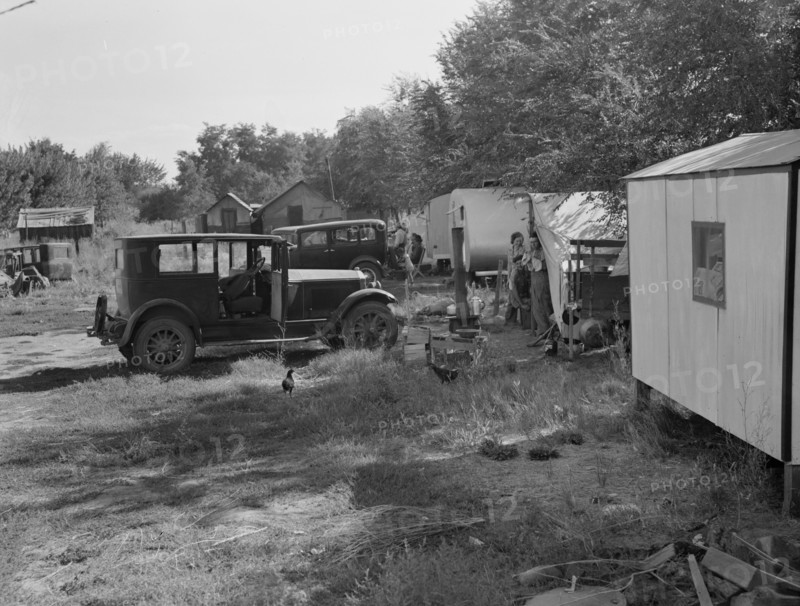 Cheap auto camp for migratory workers.., Toppenish, Yakima Valley, Washington, 1939. Creator: Dorothea Lange.