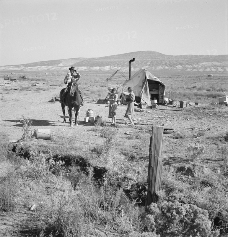 Fairbanks' home, Willow Creek area, Malheur County, Oregon, 1939. Creator: Dorothea Lange.