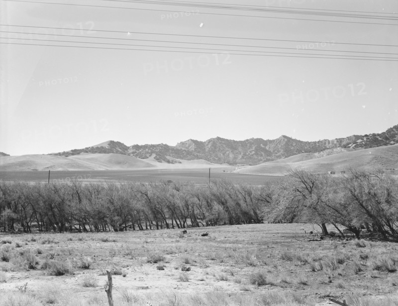 U.S. 99, on ridge over Tehachapi Mountains, 1939. Creator: Dorothea Lange.