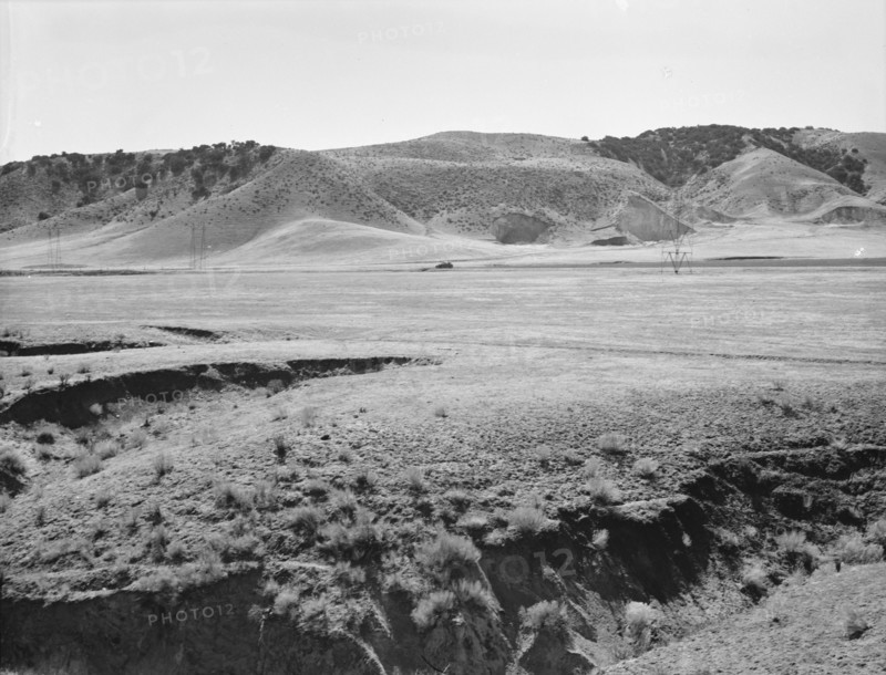 U.S. 99, on ridge over Tehachapi Mountains, 1939. Creator: Dorothea Lange.