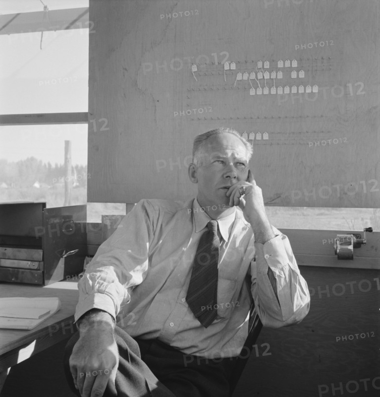 Manager of mobile unit (FSA), on day camp opened..., Merrill, Klamath County, Oregon, 1939. Creator: Dorothea Lange.