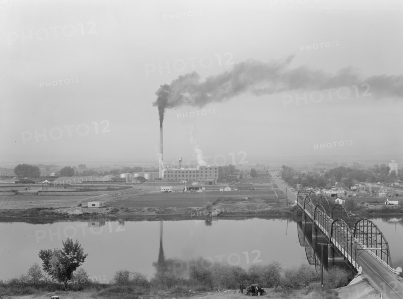 Sugar beet factory (Amalgamated Sugar Company) along..., Nyssa, Malheur County, Oregon, 1939. Creator: Dorothea Lange.