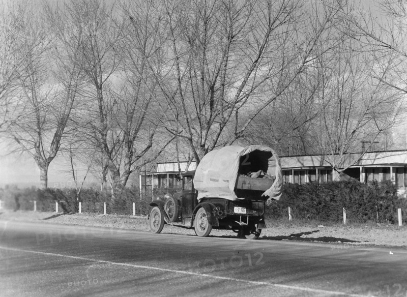 Texans earning their way westward, bound for a new start in Oregon, US 99, California, 1935. Creator: Dorothea Lange.