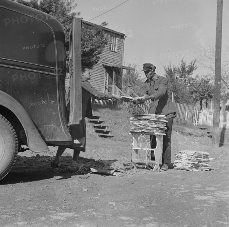Washington, D.C. Mr. and Mrs. Venue Alsobrook wrapping papers for the government salvage campaign.