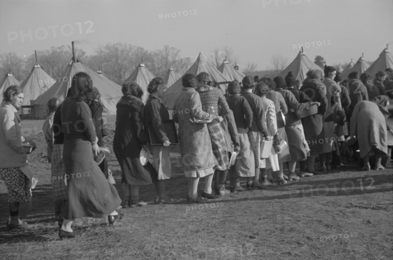 Refugees lined up at meal time in the camp for white flood refugees in Forest City, Arkansas.