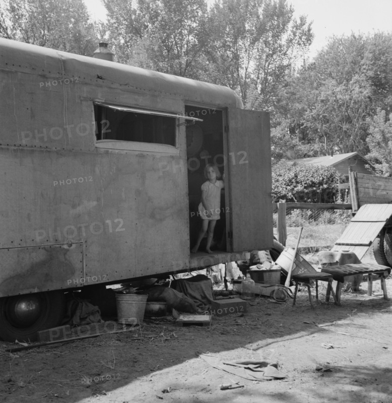 The house trailer and the youngest little girl. Washington, Yakima Valley, Toppenish.