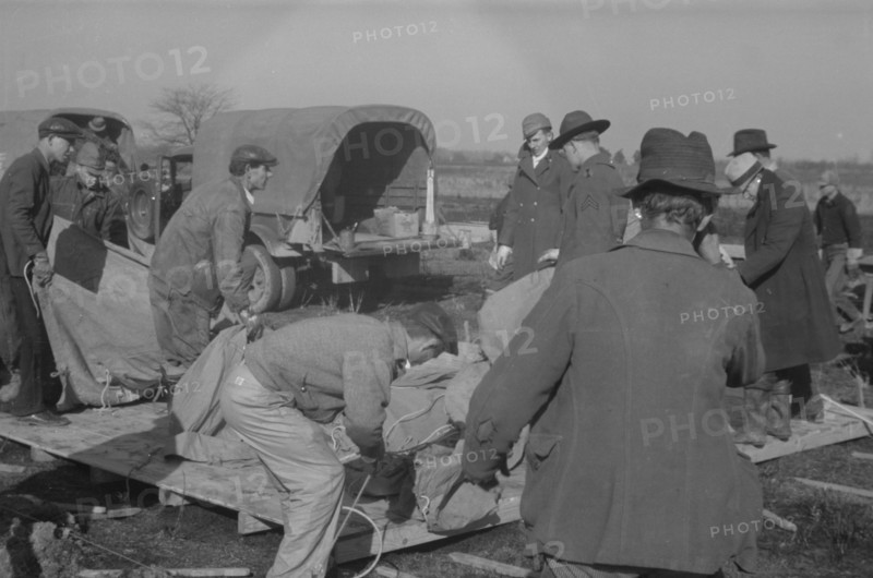 Setting up a tent in the camp for white flood refugees, Forrest City, Arkansas.