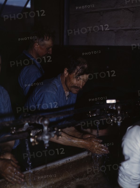 John Sabados washing up after a day's work..., Proviso yard of C & NW RR, Chicago, Ill., 1943. Creator: Jack Delano.