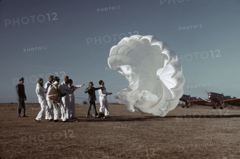 Instructor explaining the operation of a parachute to student pilots, Fort Worth, Tex., 1942. Creator: Arthur Rothstein.