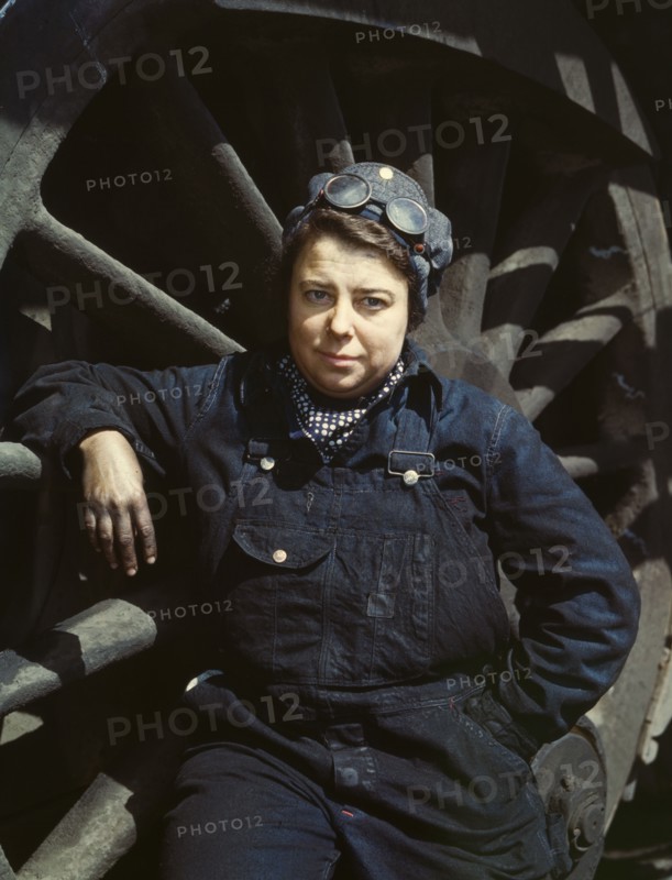 C. & N.W. R.R., Mrs. Dorothy Lucke, employed as a wiper at the roundhouse, Clinton, Iowa, 1943. Creator: Jack Delano.