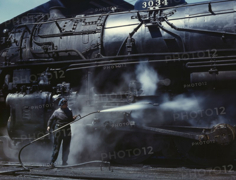 Mrs. Viola Sievers, one of the wipers at the roundhouse giving a giant "H"..., Clinton, Iowa, 1943. Creator: Jack Delano.