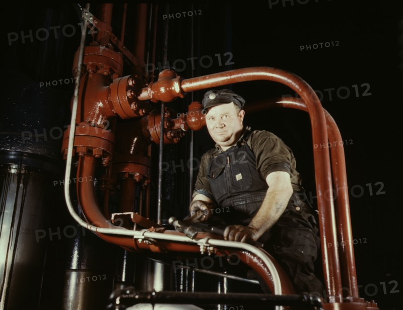 Maintenance mechanic in largest coal press..., Combustion Engineering Co., Chattanooga, Tenn., 1942. Creator: Alfred T Palmer.