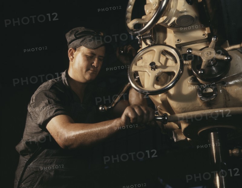 Mechanical operator on boiler parts, Combustion Engineering Co., Chattanooga, Tenn., 1942. Creator: Alfred T Palmer.
