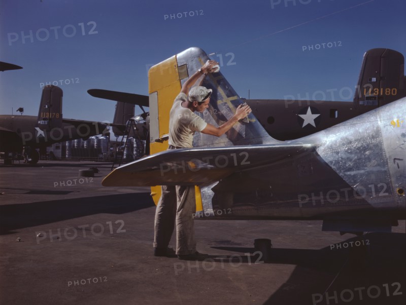 On North American's outdoor assembly line..., North American Aviation, Inc., Inglewood, Calif., 1942 Creator: Alfred T Palmer.