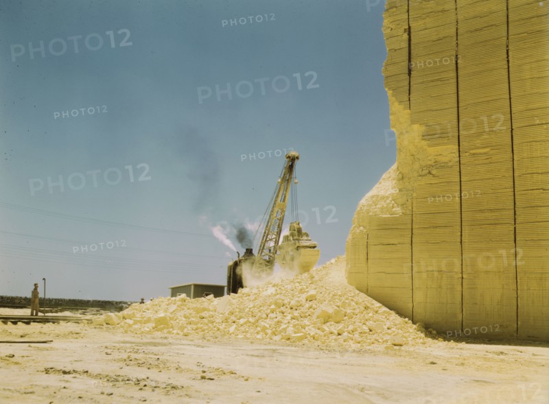 Loading sulphur from vat, Freeport Sulphur Co., Hoskins Mound, Texas, 1943. Creator: John Vachon.